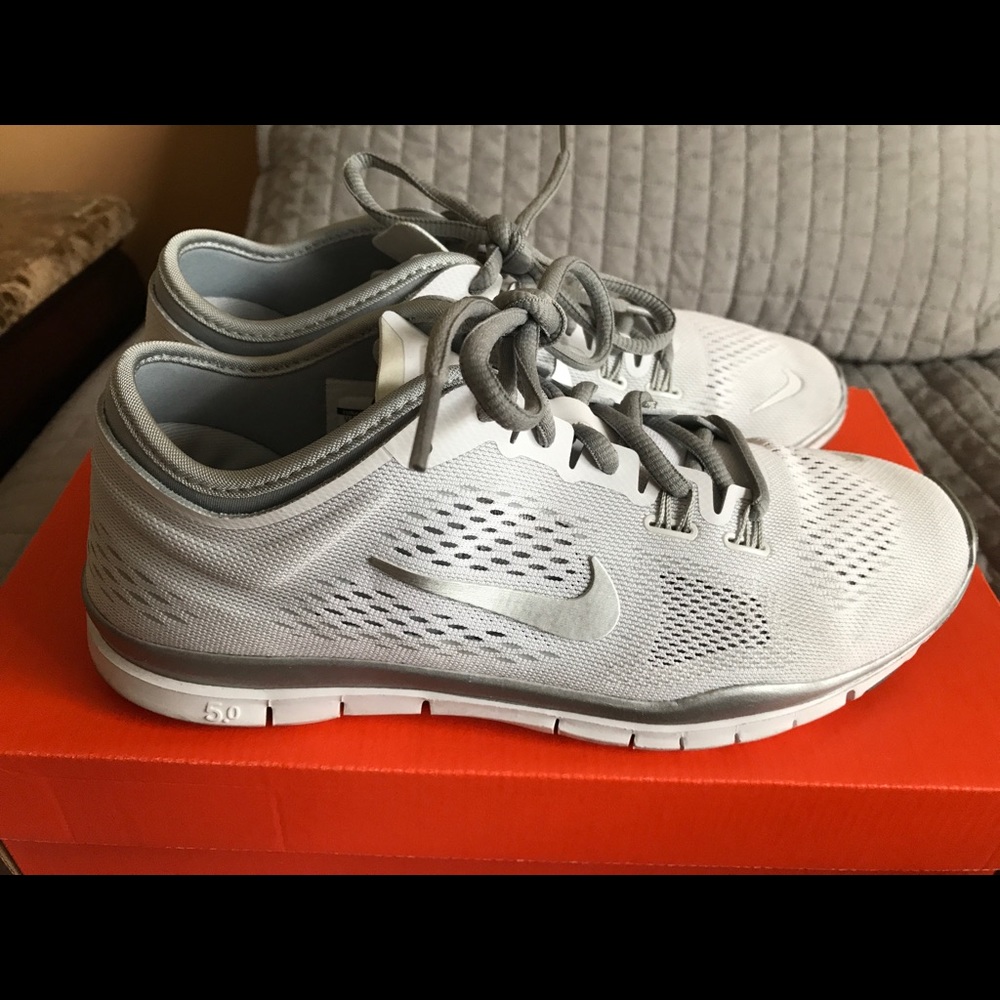 Women’s White Nike Sneakers 8.5